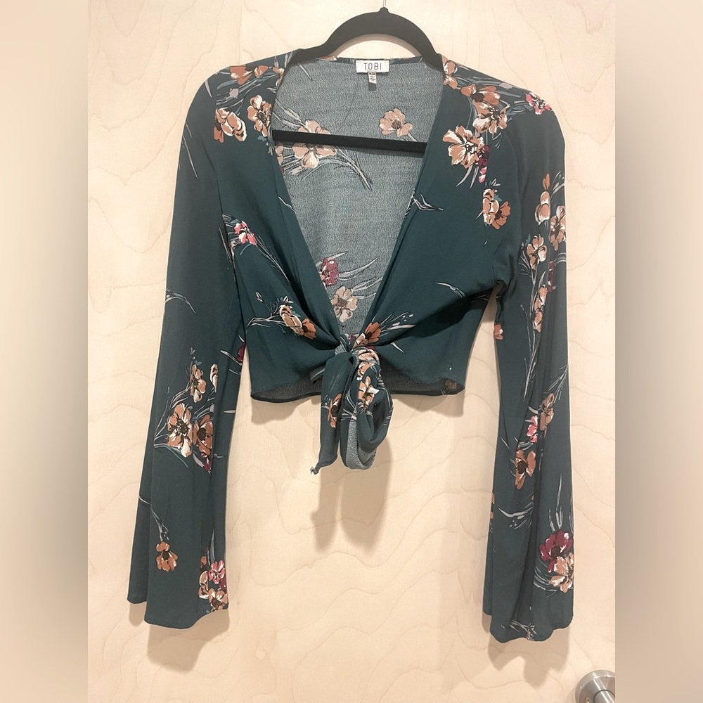 Crop top from Tobi, ties in front, 70s sleeves!
